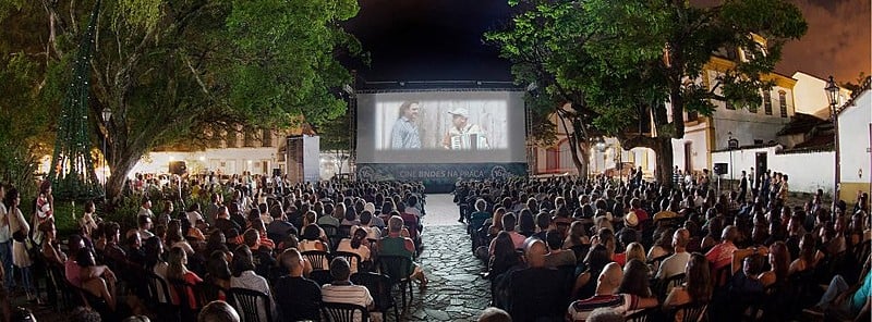 Exibição ao ar livre durante 20ª Mostra de Cinema de Tiradentes, em Minas Gerais