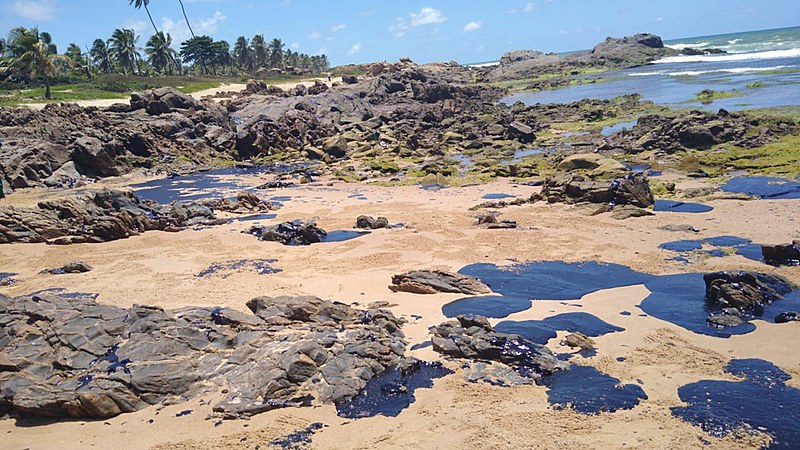 Vazamento de óleo chegou há mais de um mês à localidade baiana de Sítio do Conde, nas proximidades da divisa com Sergipe