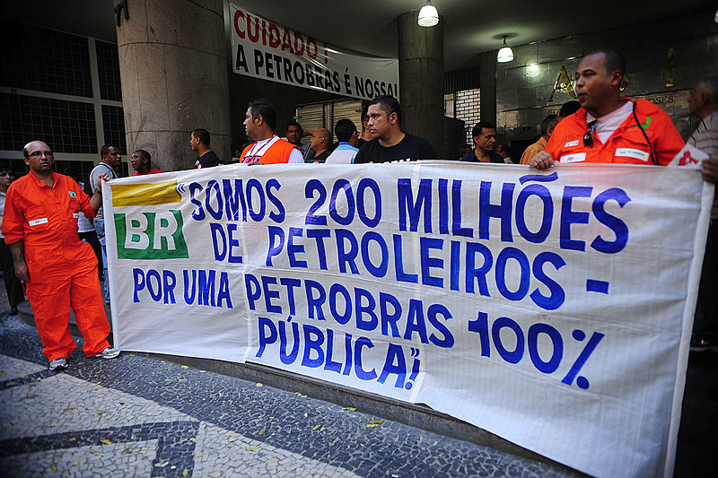 Manifestantes em protesto na frente da sede da Petrobras no Rio de Janeiro -13 de julho de 2016