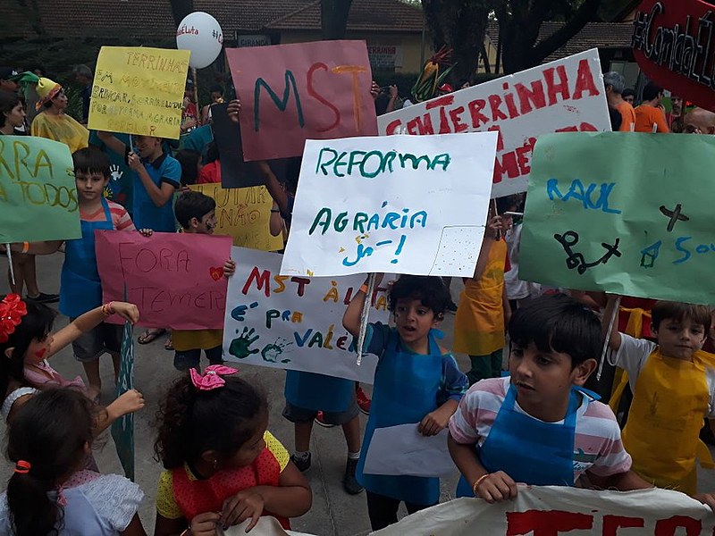 Cortejo dos Sem Terrinha cruza a Feira Nacional da Reforma Agrária no sábado (5) à tarde