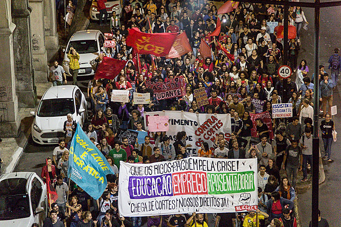O dia 15 de maio reuniu milhares de pessoas nas ruas de todo o Brasil. Em Porto Alegre, foram cerca de 30 mil manifestantes
