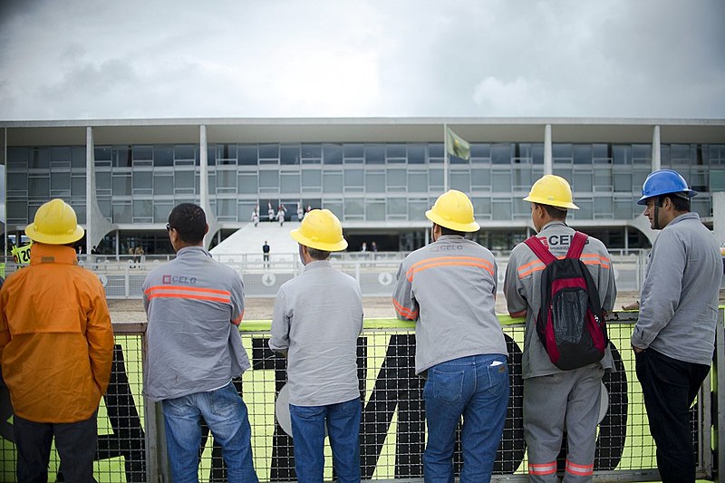 Eletricitários encaram o Palácio do Planalto em dia de protestos contra a privatização
