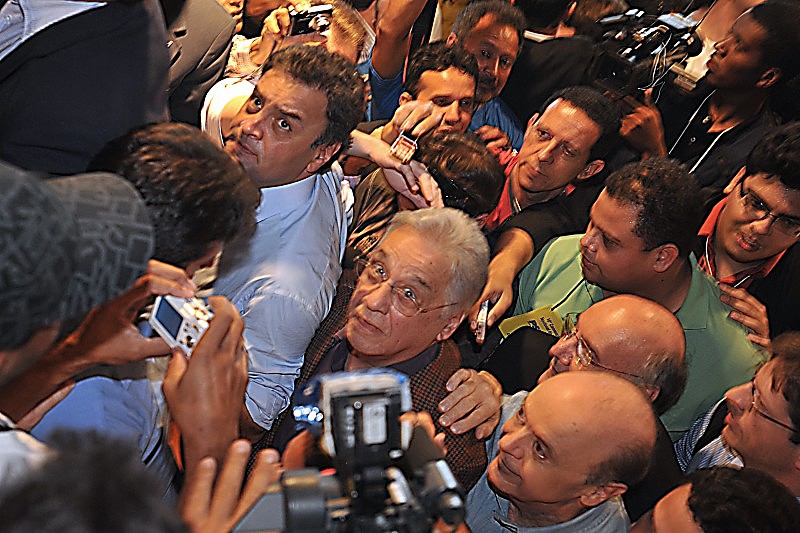 Aécio e Fernando Henrique Cardoso chegam juntos à convenção nacional do partido, em 2011