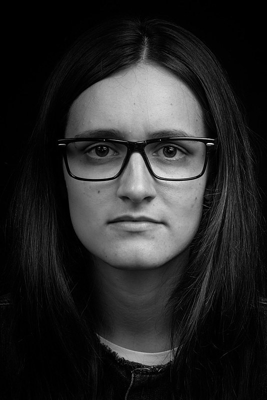 Na foto, Izis Dias é representada pela fotógrafa Isis Medeiros, integrante do Projeto Mulheres Cabulosas do Levante Popular da Juventude