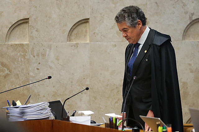 Marco Aurélio Mello emitió una medida cautelar para separar a Renan Calheiros, que resistió la decisión