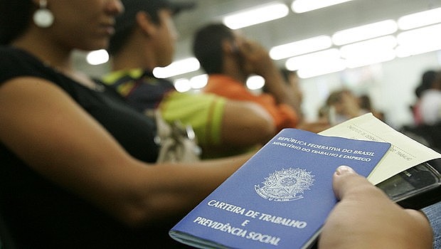 Taxa de desemprego no Brasil no último trimestre foi de 13,6%