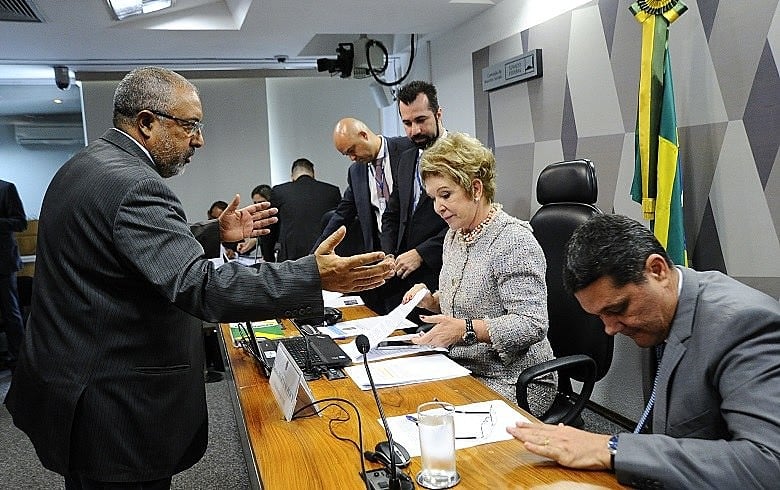 Paim (à esquerda), com Marta e Ferraço: "Atentado ao combate à pobreza e à desigualdade social"