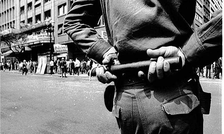 "São muitos os exemplos de intervenção paranoide/sádica do capitão empossado"