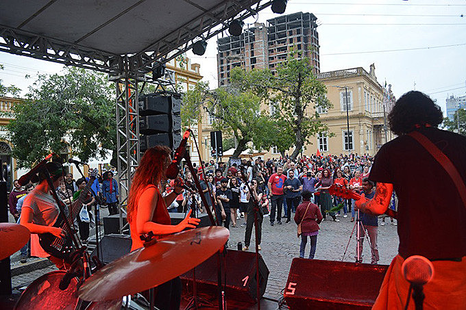 Foi um sábado de protesto e arte, com muita música, debates e feira de produtos agroecológicos