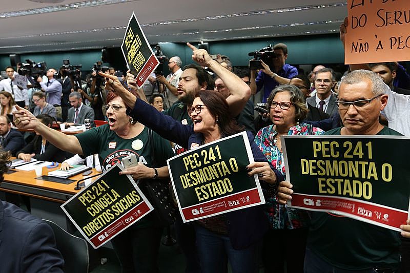 Protesto na última quinta (6), quando a Comissão Especial aprovou a PEC 241