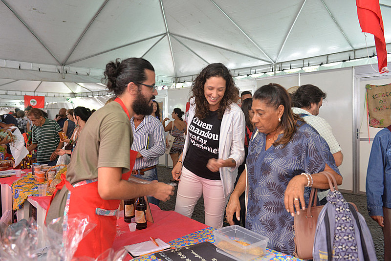 Monica Benício, viúva de Marielle Franco e Marinete Silva, mãe da ex-vereadora, visitam espaço da feira no centro do Rio