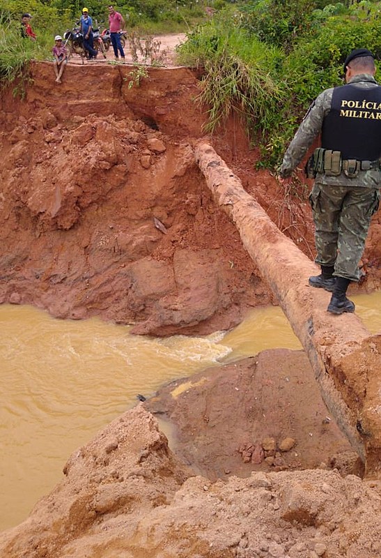 Seis pontes teriam sido destruídas com o rompimento da barragem, provocando o isolamento das famílias