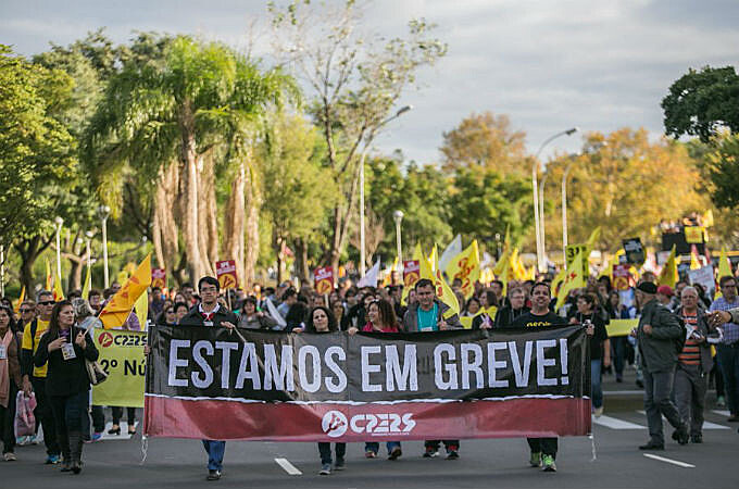 Marcha dos Professores em greve em Porto Alegre