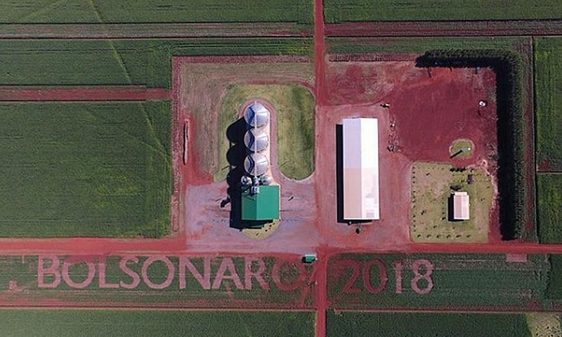 Durante as eleições, um fazendeiro demonstrou seu apoio a Bolsonaro nos pastos de sua fazenda no Mato Grosso do Sul