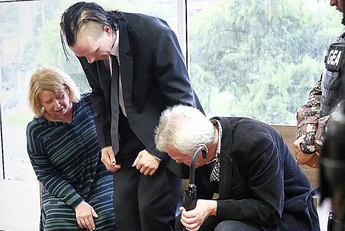 Ola Bini antes da audiência que julgou recurso da defesa para soltar o programador em Quito na quinta-feira (2)