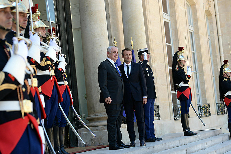 Benjamin Netanyahu, premiê de Israel, e Emmanuel Macron, presidente da França, no Palácio de Eliseu de Paris