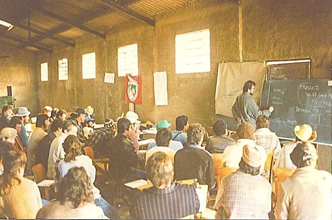 Escola improvisada garante a formação