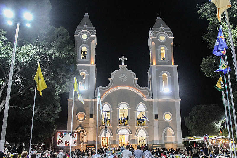 Na Catedral, a missa da novena começa sempre a noite, com o sino chamando os fiéis.