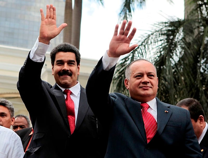 Maduro ao lado do deputado Diosdado Cabello, que assume a presidência da ANC, poder plenipotenciário do Estado venezuelano