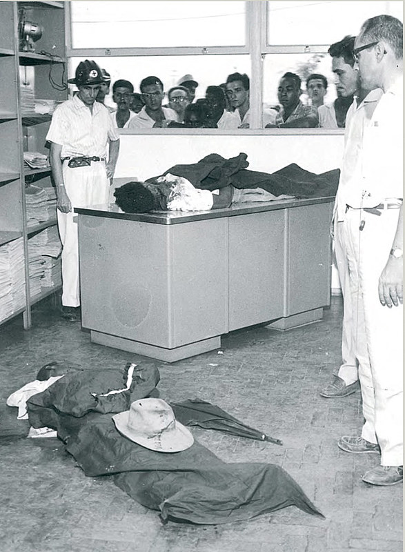 Massacre de Ipatinga: do lado de fora, ainda perplexos, trabalhadores observam corpos de duas das vítimas