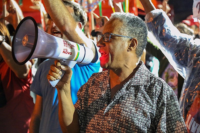 Professor Ivo Pereira de Queiroz, do Movimento Negro Unificado, lançou livro "Africanidades e Democracia" na tarde de quarta