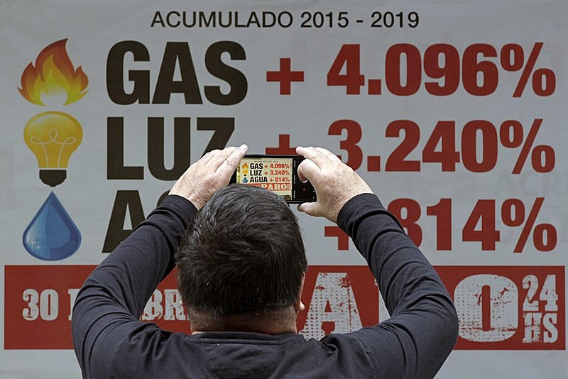 País fechou 2018 com uma inflação acumulada de 47,6%, a maior em 27 anos. Maiores penalizados são os pobres.