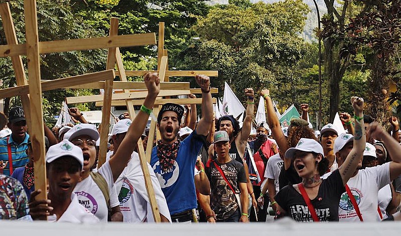 Militantes do MAB e do Levante Popular da Juventude caminham pelas ruas do Leblon, no Rio de Janeiro