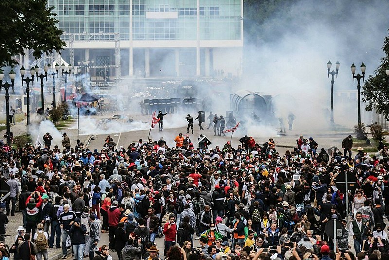 No dia 29 de abril de 2015, professores e servidores estaduais foram massacrados pela Polícia Militar. Cerca de 210 pessoas ficaram feridas