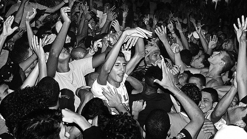20 anos depois da proibição, os bailes funk ressurgem no estado