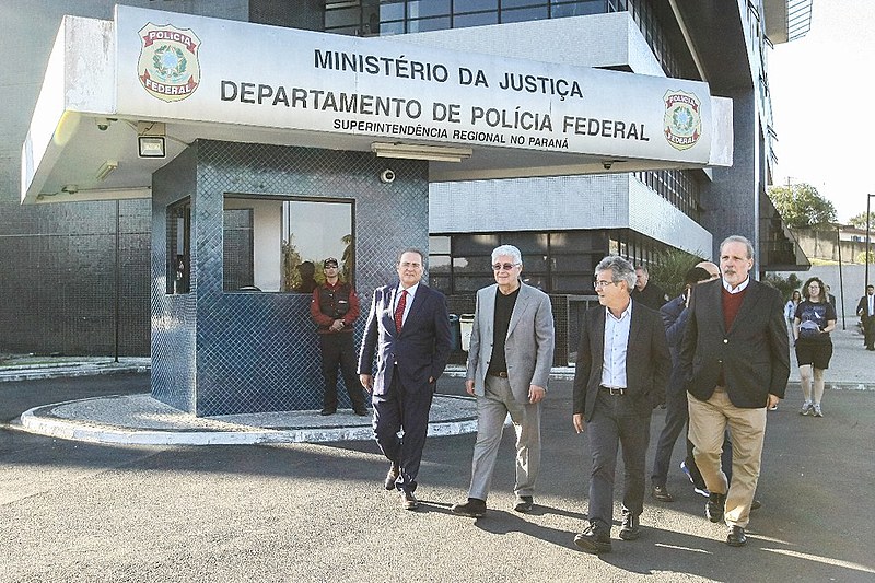 Senadores em frente à Superintendência da Polícia Federal em Curitiba, no Paraná