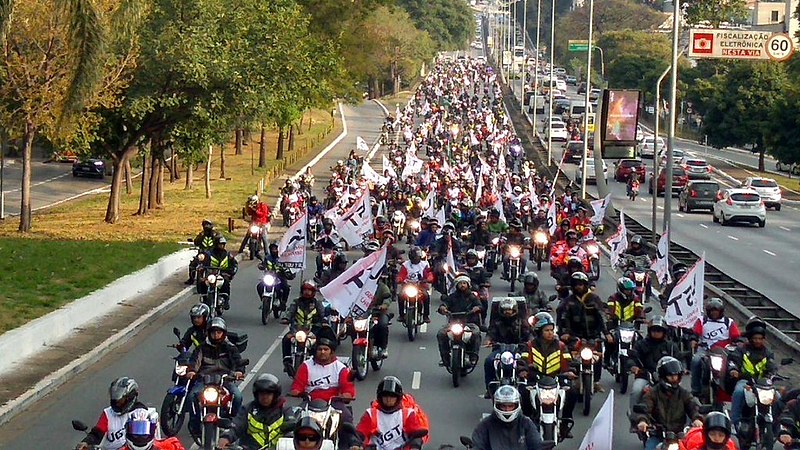 Cerca de cinco mil motociclistas percorreram importantes vias da cidade em protesto contra o preço dos combustíveis