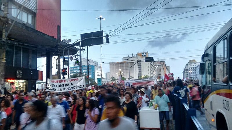 No último 31 de março 10 mil pessoas tomaram as ruas do Recife contra a retirada de direitos