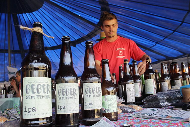 Assentados do MST produzem cervejas livres de transgênicos; conheça algumas delas