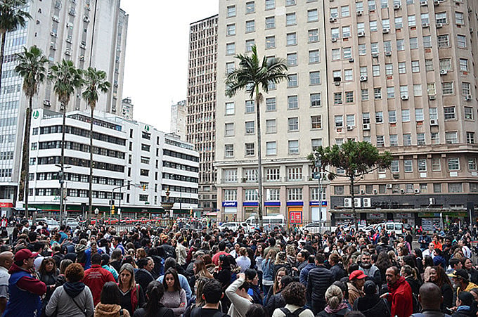Centenas de trabalhadores protestaram em frente à prefeitura