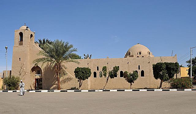 Mesquita em Kurna, na cidade egípcia de Luxor, projetada por Hassan Fathy