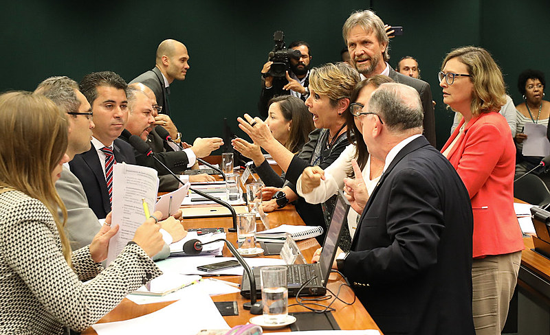 Discussão entre deputados durante sessão do PL Escola sem Partido na Câmara