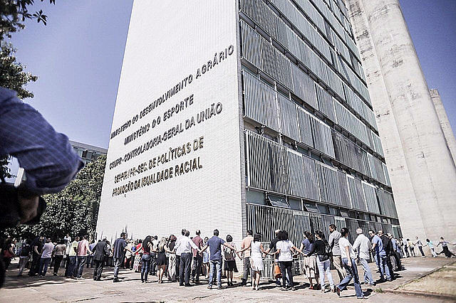 Manifestantes protestam contra o fim do Ministério do Desenvolvimento Agrário
