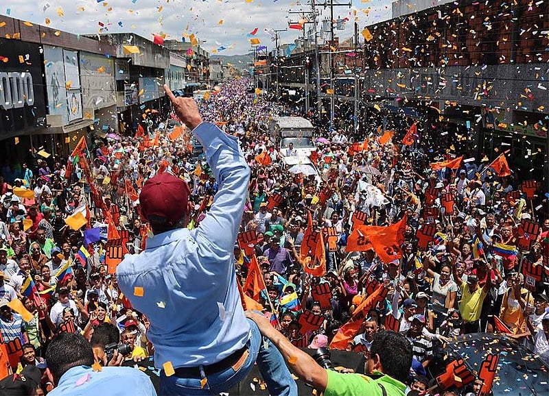 Comício no estado de Carabobo, no interior da Venezuela, reúne milhares de apoiadores de Falcón