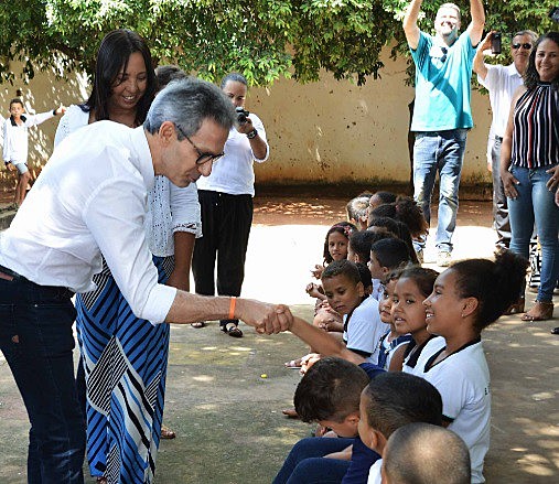 Governador não tem coragem de assumir seus propósitos destrutivos, jogando a responsabilidade para a conta do passado