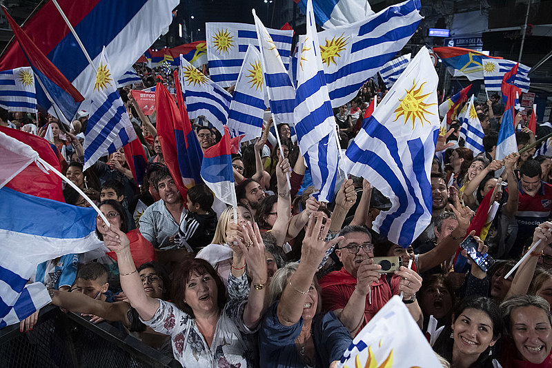 Apoiadores da Frente Ampla durante um ato de final de campanha. A coligação enfrenta o Partido Nacional nas urnas do país neste domingo (24)