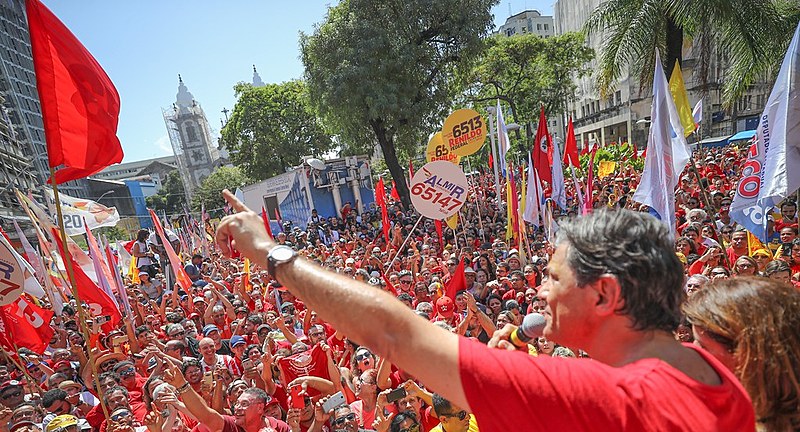 Sem palco, ato deve ter trio elétrico, lideranças locais e caminhada na feira pública;