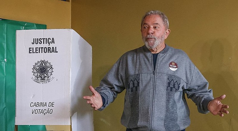 Ex-presidente Lula exercendo seu direito ao voto nas eleições de 2014