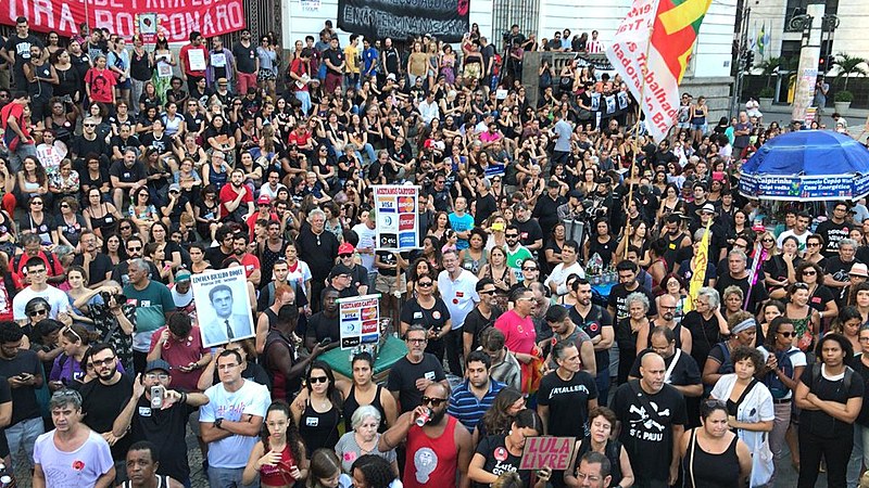 Militantes se encontram na Cinelândia, no Centro do Rio, para repudiar torturas e mortes ocorridas durante a ditadura militar