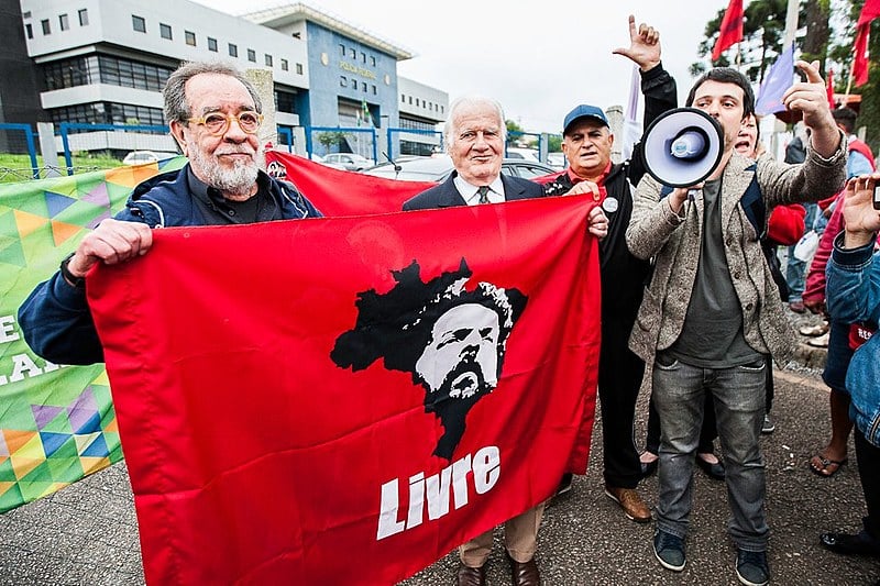 Fernando Morais e Mino Carta em frente à sede da PF em Curitiba, após terem visita proibida ao ex-presidente Lula