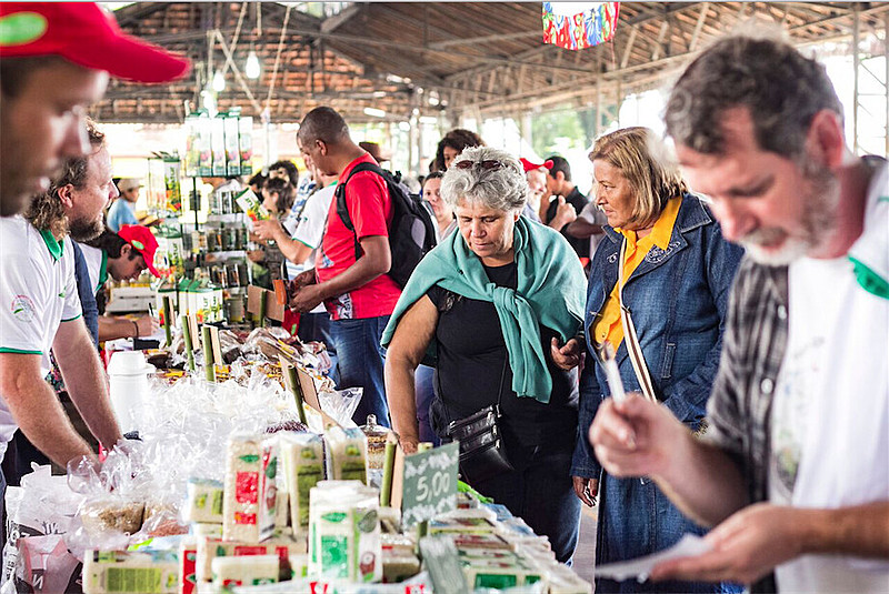 Consumidores da Feira Nacional da Reforma Agrária conferem arroz orgânico de cooperativas do Rio Grande do Sul