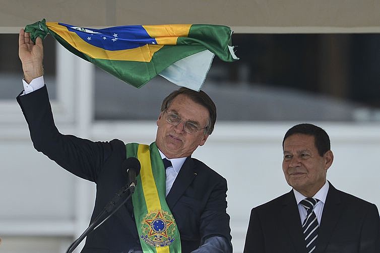 Bolsonaro foi ambíguo na eleição e evangélicos querem o impeachment do vice-presidente