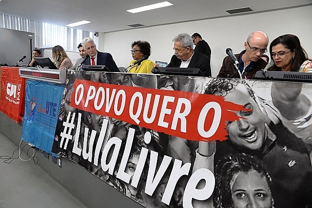Cerca de 40 pessoas, entre defensores de direitos humanos, sindicalistas e militantes sociais, acompanharam o debate