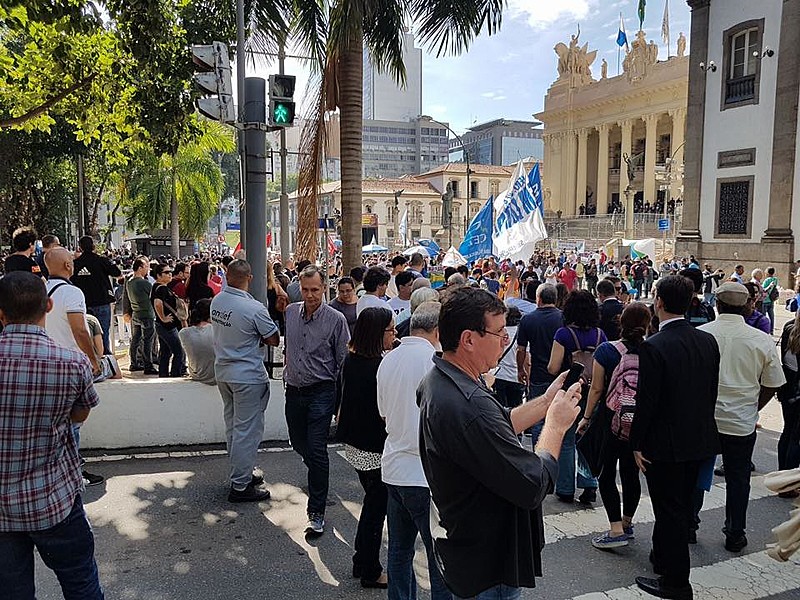 A manifestação, que reuniu cerca de 10 mil pessoas em frente à Alerj, foi interrompida pelos ataques da Polícia Militar