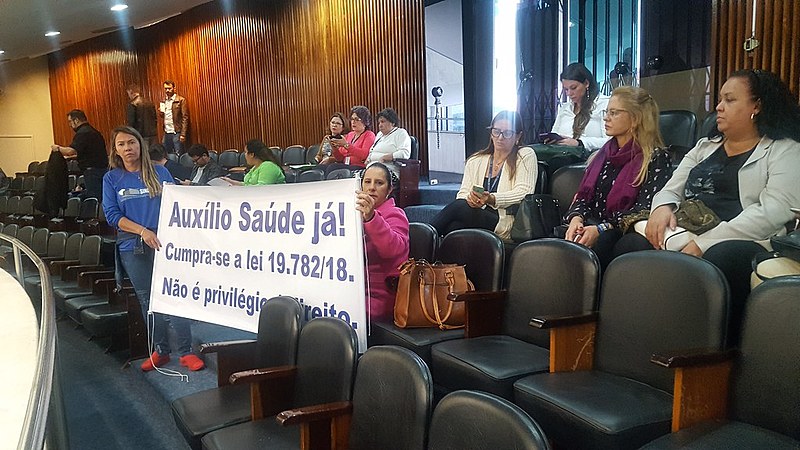 Funcionários protestaram durante a sessão legislativa desta quarta, 12