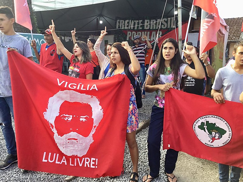 Apoiadores do ex-presidente Lula participam do ''Bom dia Presidente Lula''. Já são 393 dias de luta e resistência na Vigília Lula Livre
